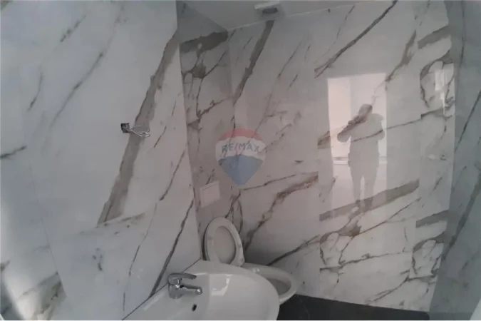 Vlore, jepet me qera dyqan Kati 0, 135 m² 480 € (Rruga e Portit, Vlorë)