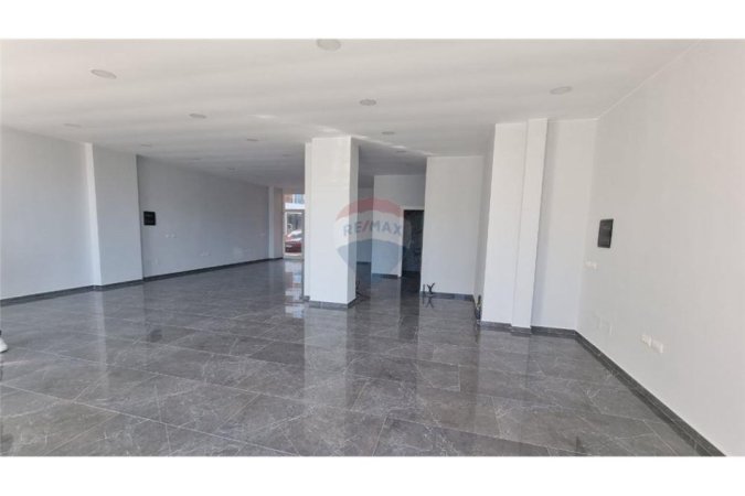 Vlore, jepet me qera dyqan Kati 0, 135 m² 480 € (Rruga e Portit, Vlorë)