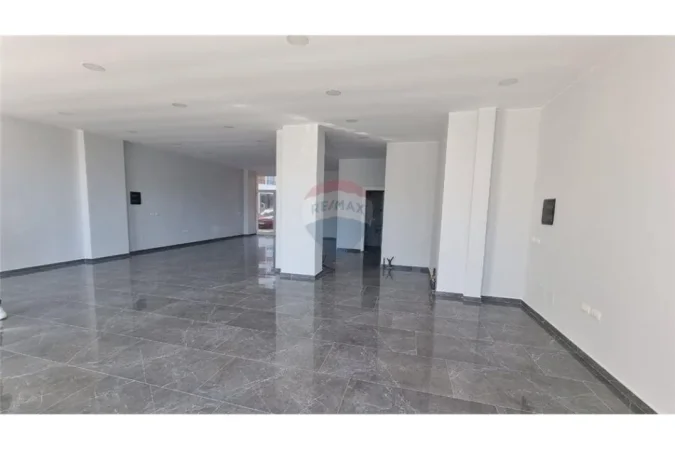 Vlore, jepet me qera dyqan Kati 0, 135 m² 480 € (Rruga e Portit, Vlorë)