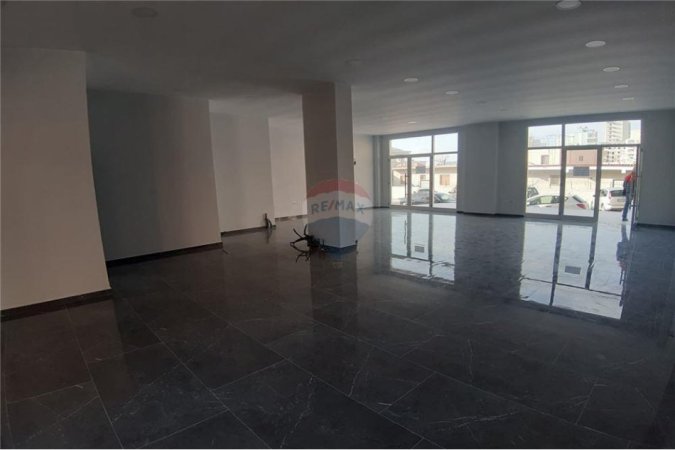 Vlore, jepet me qera dyqan Kati 0, 135 m² 480 € (Rruga e Portit, Vlorë)