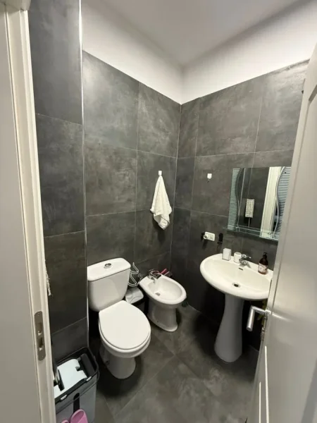 Tirane, shitet apartament 1+1 Kati 8, 46 m² 90.000 € (Rruga Loni Ligori)