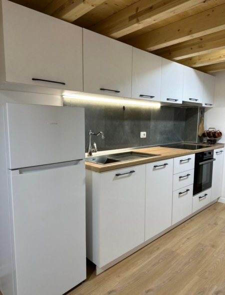 Tirane, jepet me qera apartament 1+1+Ballkon Kati 1, 80 m² 1.300 € (RRUGA E DURRESIT)