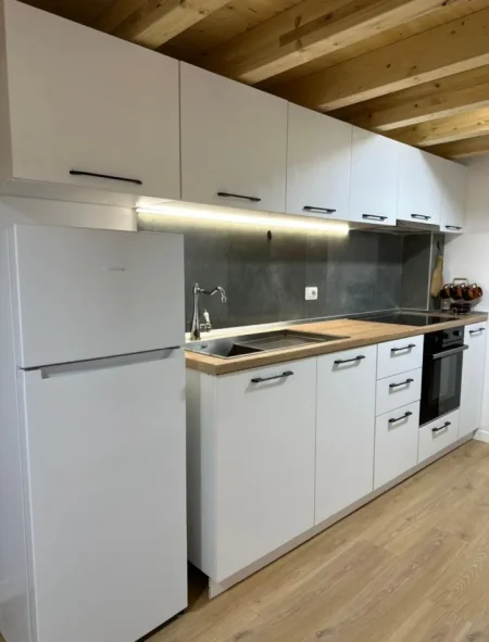 Tirane, jepet me qera apartament 1+1+Ballkon Kati 1, 80 m² 1.300 € (RRUGA E DURRESIT)