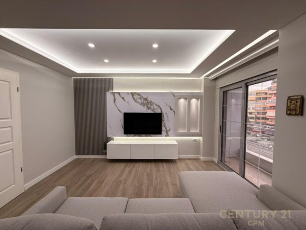 Tirane, jepet me qera apartament 2+1+Ballkon Kati 6, 113 m² 800 € (QENDRA KRISTAL)