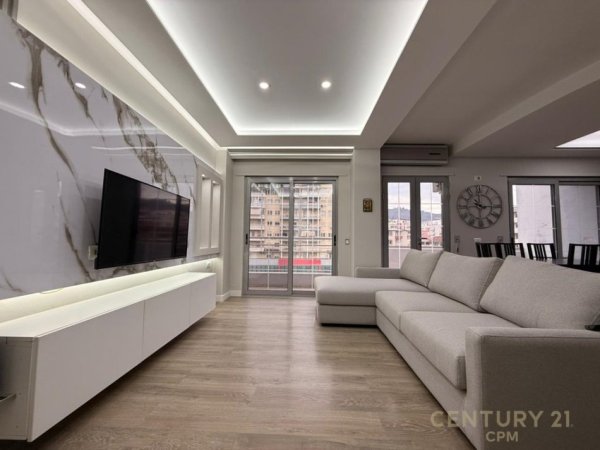 Tirane, jepet me qera apartament 2+1+Ballkon Kati 6, 113 m² 800 € (QENDRA KRISTAL)