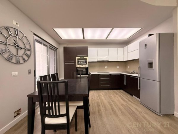 Tirane, jepet me qera apartament 2+1+Ballkon Kati 6, 113 m² 800 € (QENDRA KRISTAL)