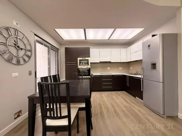 Tirane, jepet me qera apartament 2+1+Ballkon Kati 6, 113 m² 800 € (QENDRA KRISTAL)