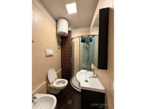 Tirane, jepet me qera apartament 2+1+Ballkon Kati 6, 113 m² 800 € (QENDRA KRISTAL)