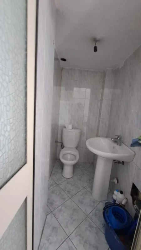 Tirane, jepet me qera ambjent biznesi Kati 1, 60 m² 600 € (SQUARE 21)