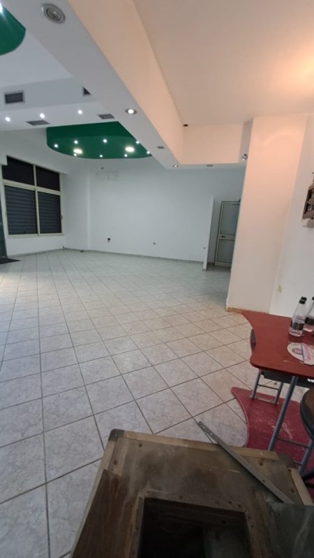 Tirane, jepet me qera ambjent biznesi Kati 1, 60 m² 600 € (SQUARE 21)