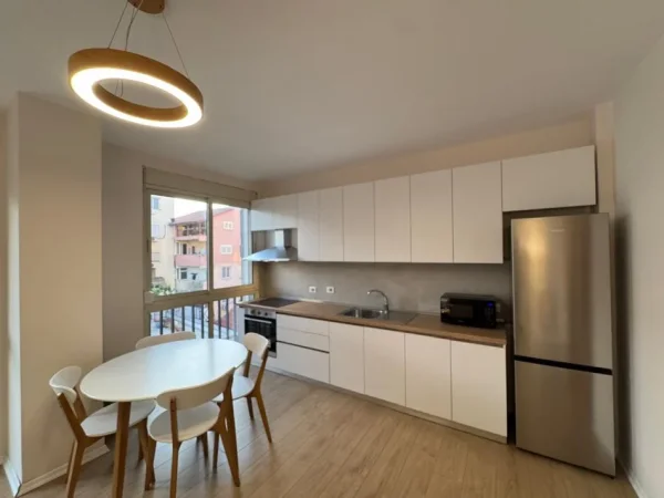 Tirane, jepet me qera apartament 1+1+Ballkon Kati 5, 70 m² 700 € (RRUGA E KAVAJES)