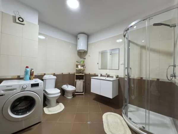 Tirane, jepet me qera apartament 1+1+Ballkon Kati 5, 70 m² 700 € (RRUGA E KAVAJES)