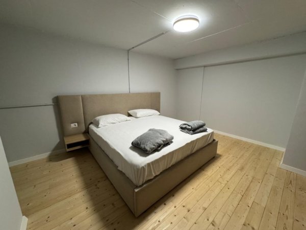 Tirane, jepet me qera apartament 1+1 Kati 1, 80 m² 700 € (RRUGA E DURRESIT)
