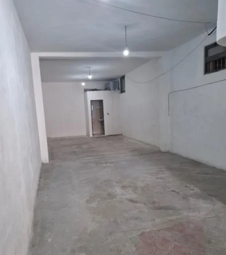 Tirane, jepet me qera magazine Kati 0, 140 m² 550 € (SELITE)