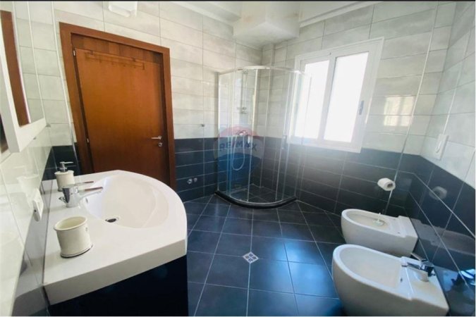 Vlore, jepet me qera apartament 2+1 Kati 3, 120 m² 600 € (Centrale,Vlore)