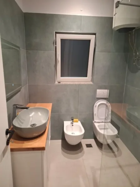 Tirane, jepet me qera Vile 1+1 Kati 2, 85 m² 400 € (baldushk)