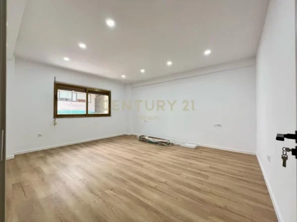 Tirane, jepet me qera zyre Kati 2, 120 m² 1.100 € (Neom129477)