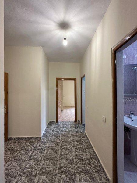 Tirane, jepet me qera apartament 3+1+Ballkon Kati 3, 120 m² 700 € (Qendrës se Kristalit)