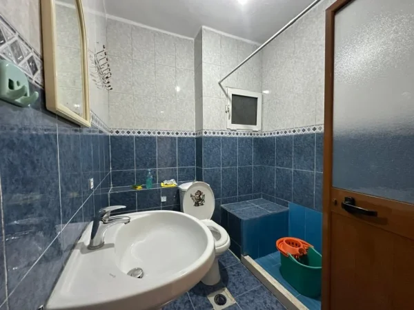 Tirane, jepet me qera apartament 3+1+Ballkon Kati 3, 120 m² 700 € (Qendrës se Kristalit)