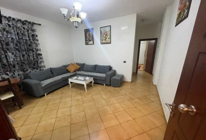 Tirane, jepet me qera apartament 1+1 Kati 2, 75 m² 350 € (RRUGA 5 MAJI)
