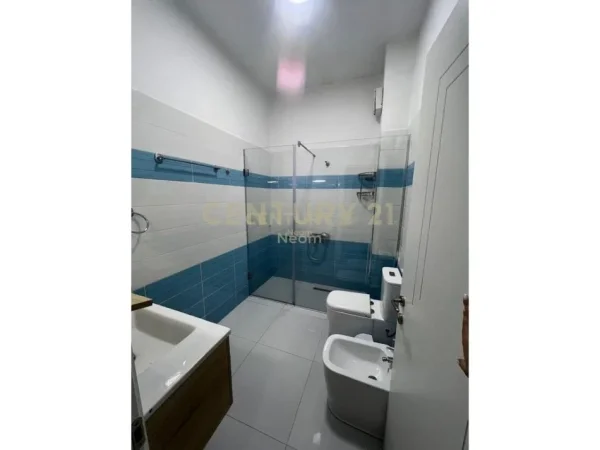 Tirane, jepet me qera apartament 2+1+Ballkon Kati 1, 102 m² 500 € (Neom129496)