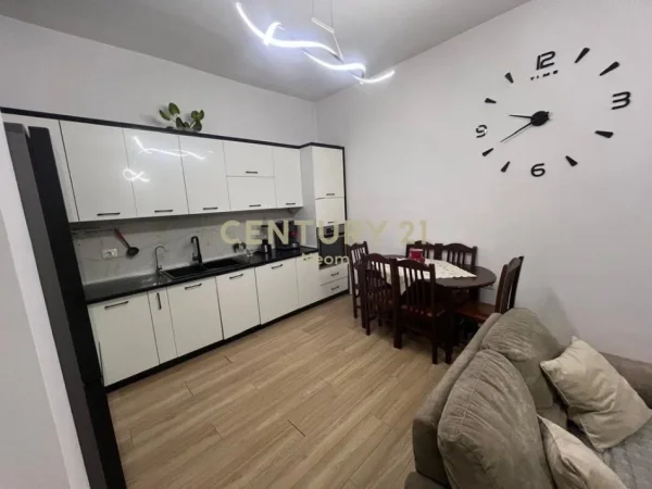 Tirane, jepet me qera apartament 2+1+Ballkon Kati 1, 102 m² 500 € (Neom129496)