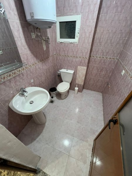 Tirane, jepet me qera zyre Kati 3, 120 m² 1.200 € (Rruga Tish Dahia)