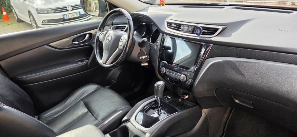 Durres, shes SUV Nissan X-Trail 2016 Nafte, kafe tiptronik Klima 189.000 km 13.500 €