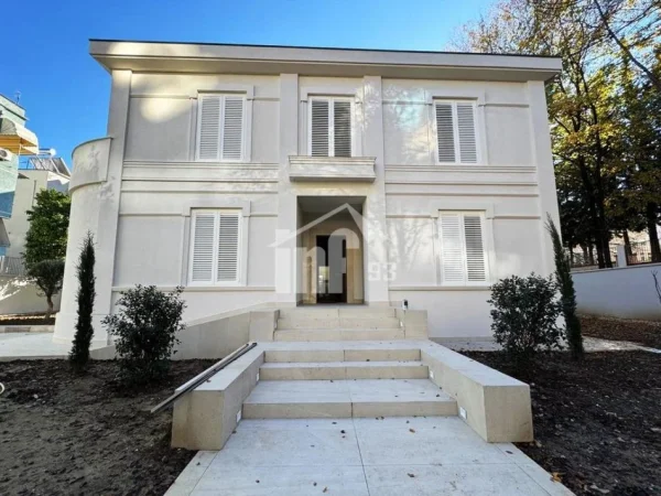 Tirane, jepet me qera zyre , 440 m² 9.000 € (PRANE AMBASADES AMERIKANE)