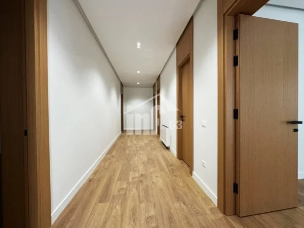 Tirane, jepet me qera zyre , 440 m² 9.000 € (PRANE AMBASADES AMERIKANE)