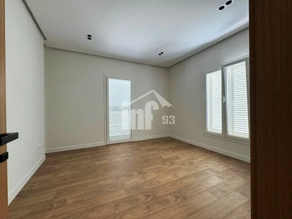 Tirane, jepet me qera zyre , 440 m² 9.000 € (PRANE AMBASADES AMERIKANE)