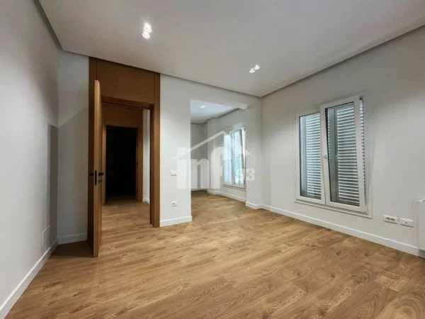 Tirane, jepet me qera zyre , 440 m² 9.000 € (PRANE AMBASADES AMERIKANE)