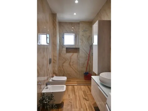 Tirane, jap me qera apartament 2+1 Kati 5, 76 m² 650 € (Pallati me Shigjeta)