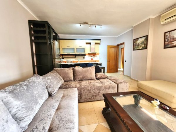 Shqiperi, jepet me qera apartament 2+1+Ballkon Kati 8, 120 m² 600 € (Selvia, Shkolla Siri Kodra)