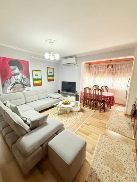 Tirane, jepet me qera apartament 2+1 , 80 m² 650 € (Fusha aviacionit)