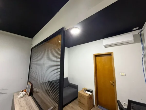 Tirane, jepet me qera dyqan Kati 1, 33 m² 850 € (Porcelan)