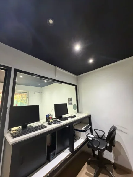 Tirane, jepet me qera dyqan Kati 1, 33 m² 850 € (Porcelan)