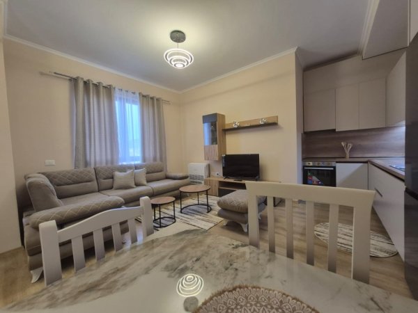 Tirane, jepet me qera apartament 1+1 Kati 5, 65 m² 600 € (Pranë Bulevardit të Ri)