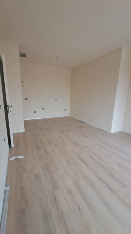 Tirane, jepet me qera zyre Kati 1, 68 m² 700 € (Fusha Aviacionit)