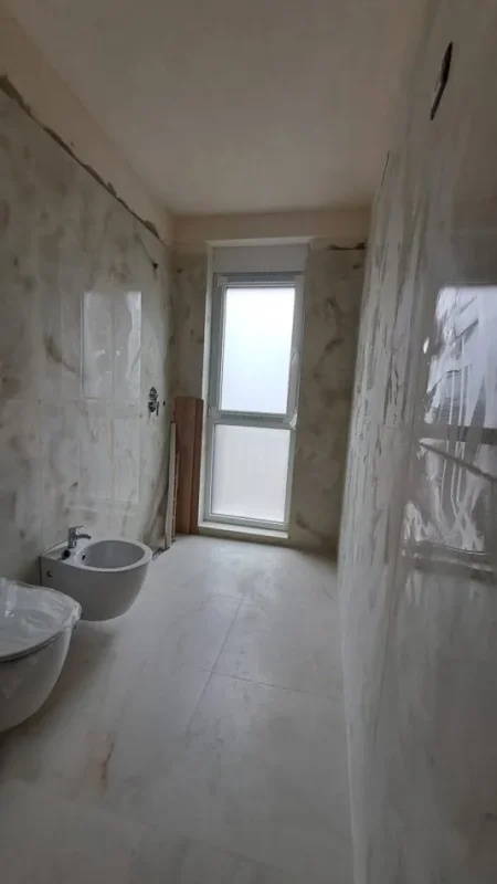 Tirane, jepet me qera zyre Kati 1, 68 m² 700 € (Fusha Aviacionit)