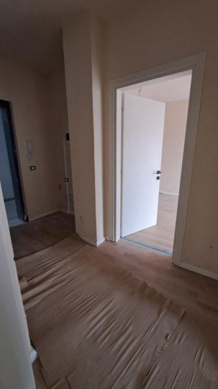 Tirane, jepet me qera zyre Kati 1, 68 m² 700 € (Fusha Aviacionit)