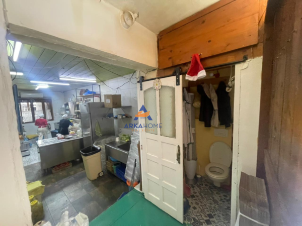 Tirane, shitet dyqan Kati 0, 70 m² 200.000 € 