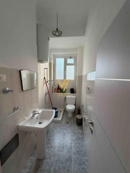 Tirane, jepet me qera zyre Kati 0, 72 m² 1.200 € (RRUGA E DIBRES)