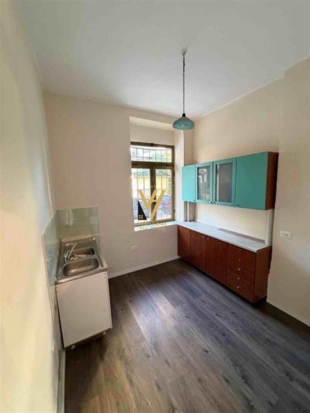 Tirane, jepet me qera zyre Kati 0, 72 m² 1.200 € (RRUGA E DIBRES)