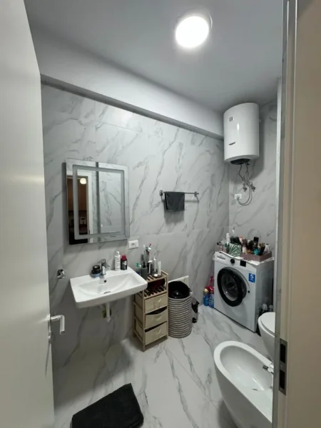 Tirane, jepet me qera apartament 1+1+Ballkon Kati 4, 70 m² 400 € (Ali demi)