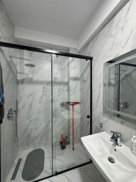 Tirane, jepet me qera apartament 1+1+Ballkon Kati 4, 70 m² 400 € (Ali demi)