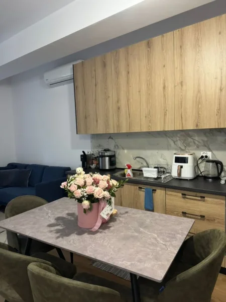 Tirane, jepet me qera apartament 1+1+Ballkon Kati 4, 70 m² 400 € (Ali demi)