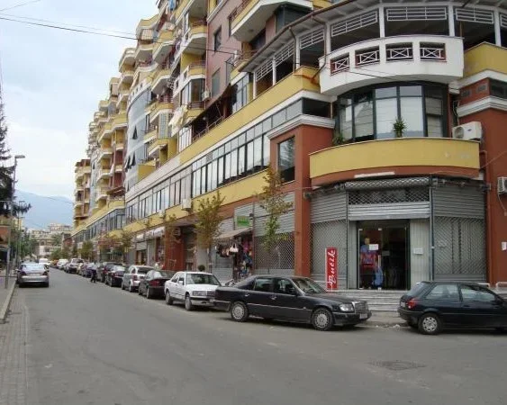 Tirane, jepet me qera dyqan Kati 0, 25 m² 360 € (rruga e kavajes , 21 dhjetori)