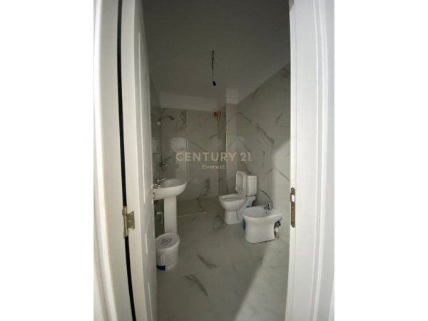 Tirane, jap me qera apartament 1+1 Kati 8, 67 m² 380 € (Golden Park)