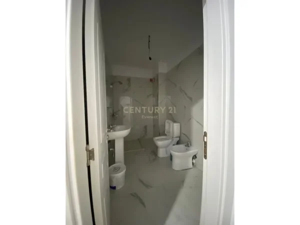 Tirane, jap me qera apartament 1+1 Kati 8, 67 m² 380 € (Golden Park)